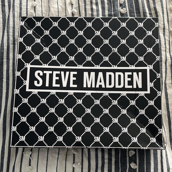 Steve Madden 4 Piece Gift Set - Picture 4 of 5